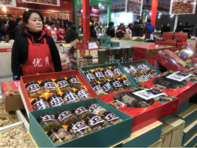 土味兒洋味兒齊上陣，年貨節休閑食品銷售井噴